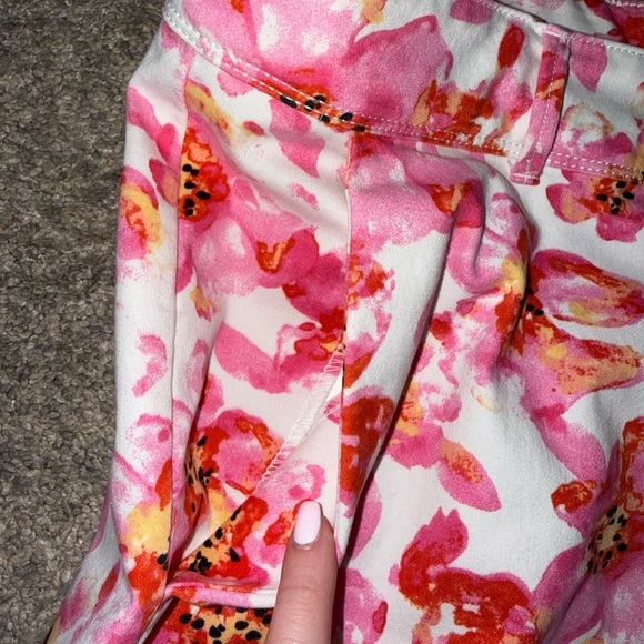 Isaac Mizrahi Pink Floral Women's Shorts - Picture 3 of 5